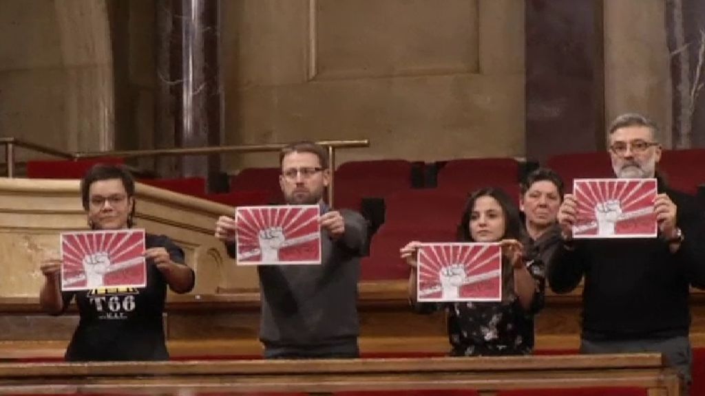 La CUP protesta desde sus escaños por la no celebración del pleno de investidura