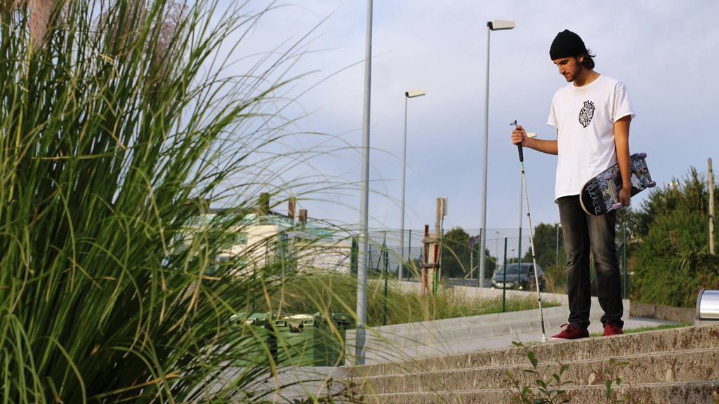 Se quedó ciego a los 18 años pero no se bajó de la tabla: Marcelo Lusardi, el skater con bastón de Santiago de Compostela