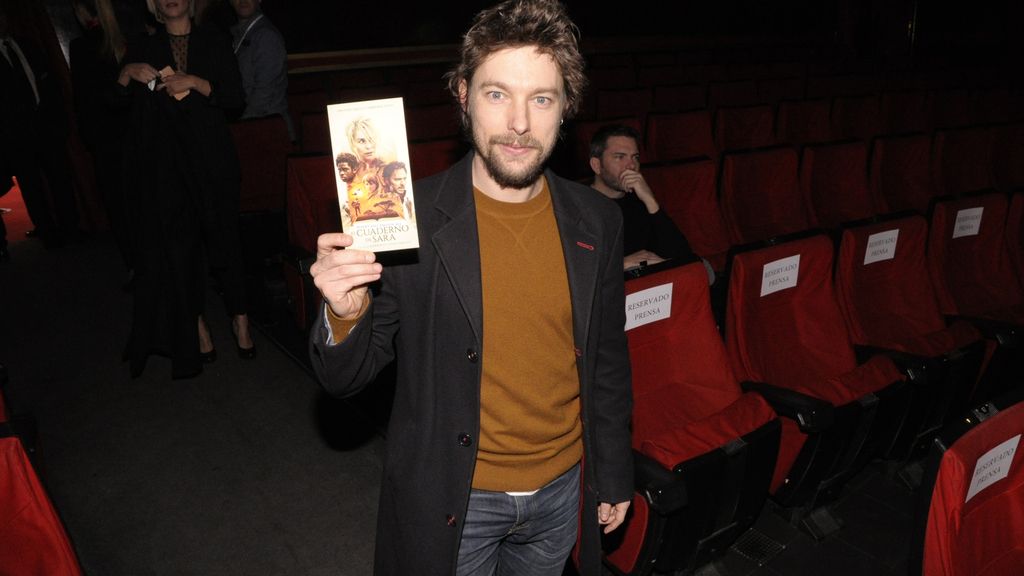 Jan Cornet llegando al cine Capitol, donde se estrenó "El cuaderno de Sara"