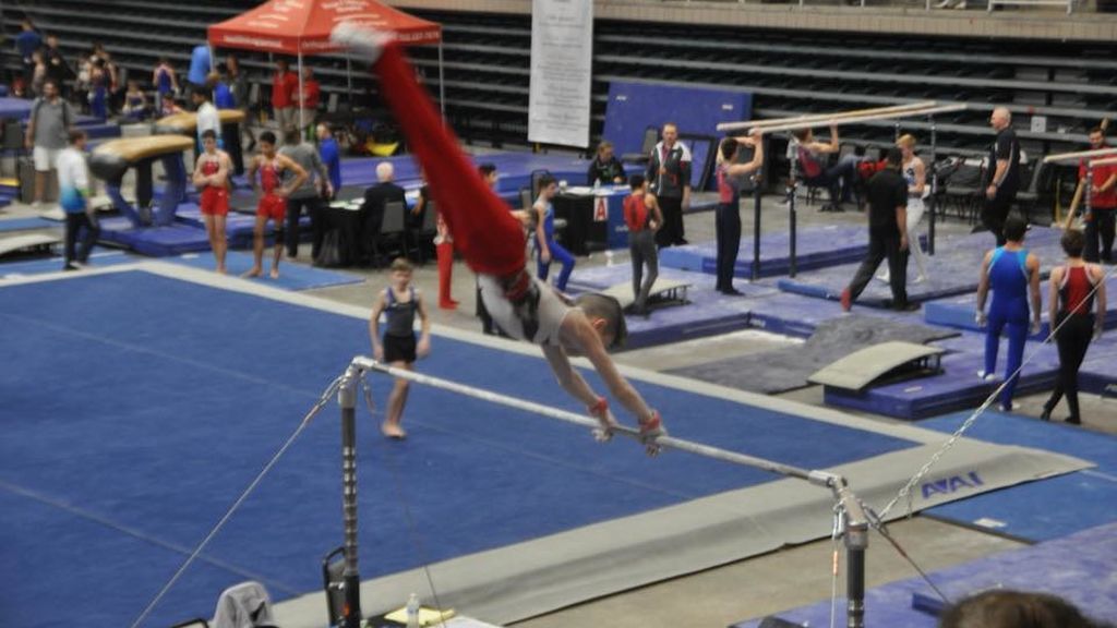 Un gimnasta de 13 años se cae de la barra fija y su entrenador le salva ‘in extremis’ de un golpe brutal