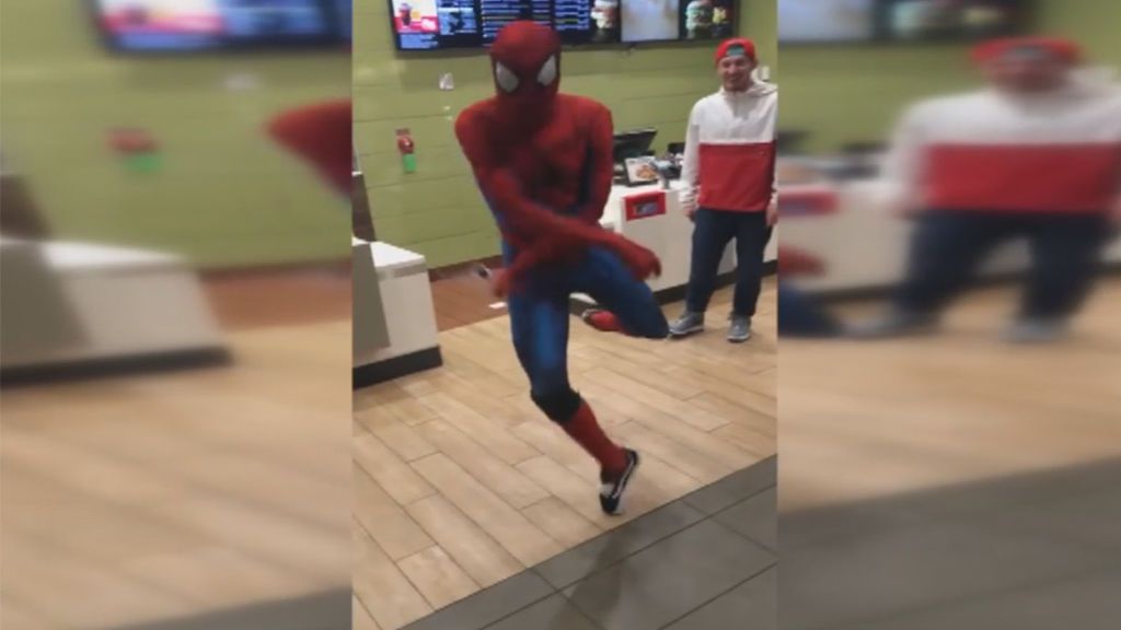 Este Spiderman sorprende a la Red ¡lanzándose a bailar!