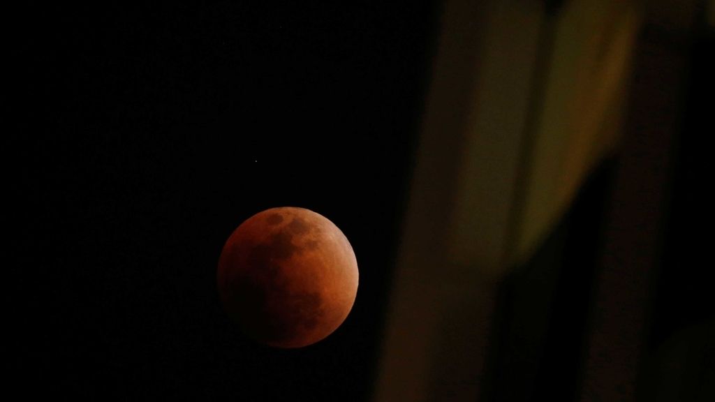 Hacía 150 años que no se veía nada igual: las imágenes del eclipse lunar y la superluna azul