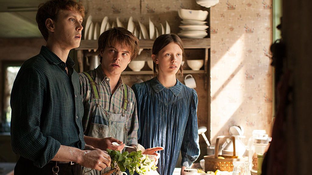 George MacKay, Charlie Heaton y Mia Goth, en 'El secreto de Marrowbone'.