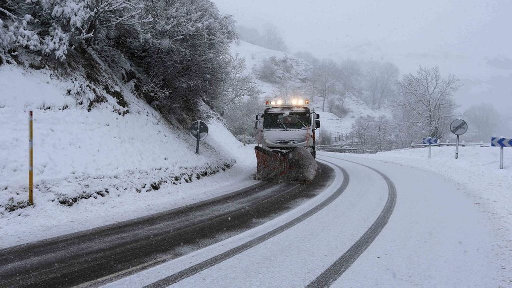 La alerta roja por nevadas obliga a llevar cadenas en muchas carreteras del norte