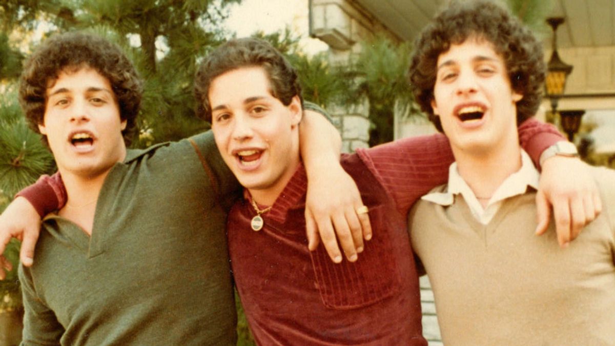 Tres hermanos trillizos fueron separados al nacer para un experimento social