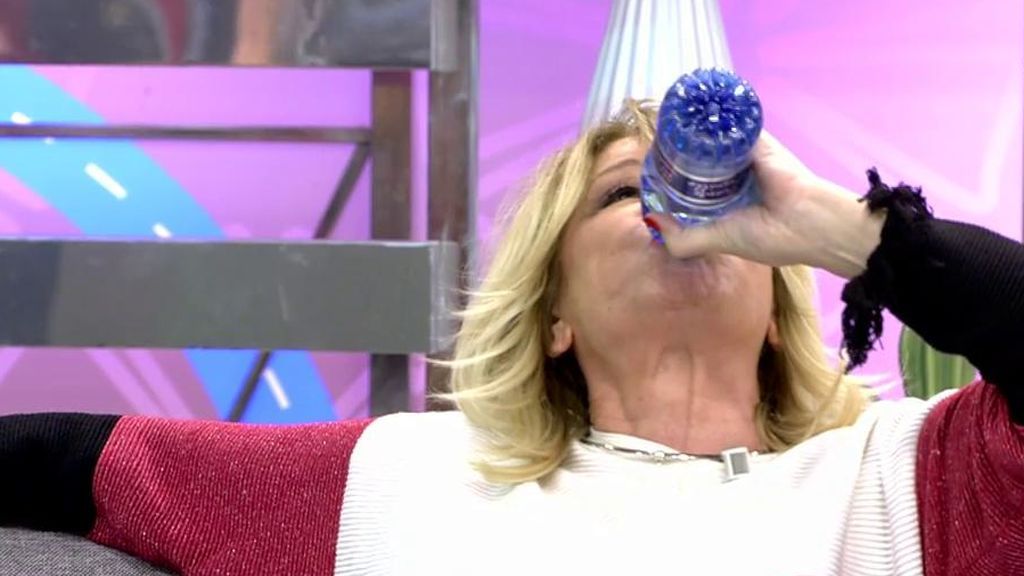 ¡Mila Ximénez se bebe media botella de agua para evitar contestar a Gustavo!