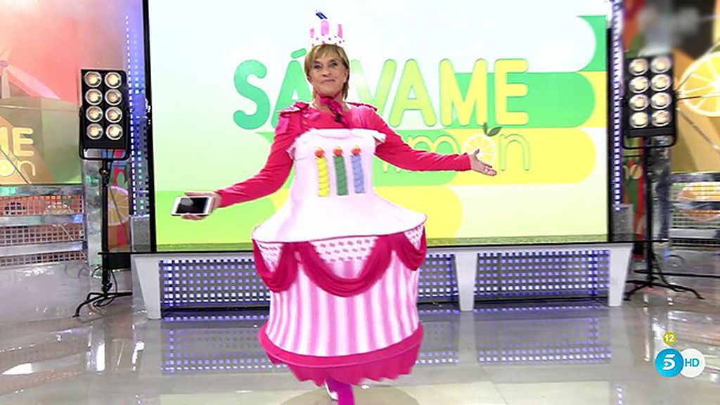 Es el cumpleaños de Bárbara Rey y Chelo se ha convertido en su tarta de regalo