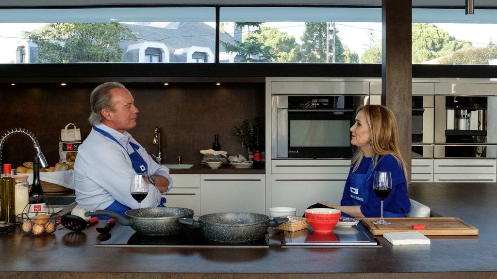 Bertín Osborne recibe a Cristina Cifuentes en 'Mi casa es la tuya'.