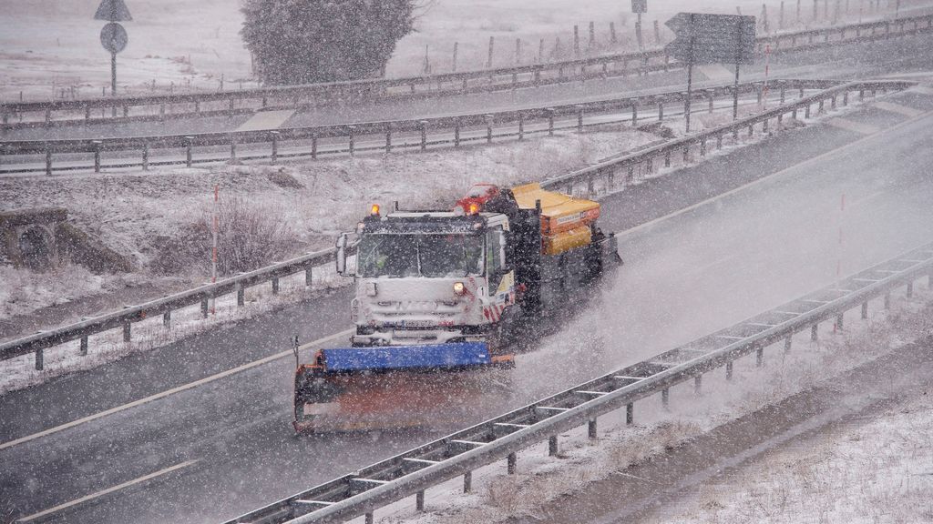 El temporal de nieve obliga a cortar más de 40 carreteras, entre ellas la AP-6