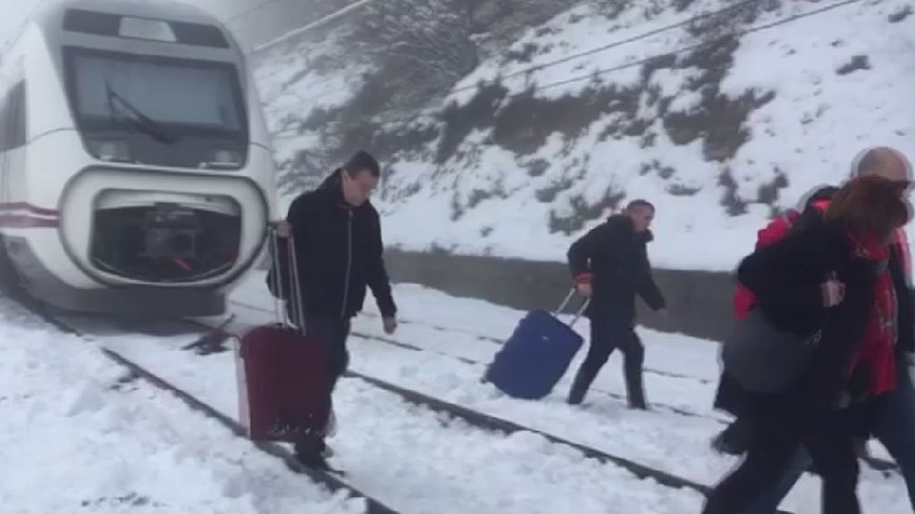 Atrapadas 51 personas que viajaban en un tren entre Bilbao y Barcelona
