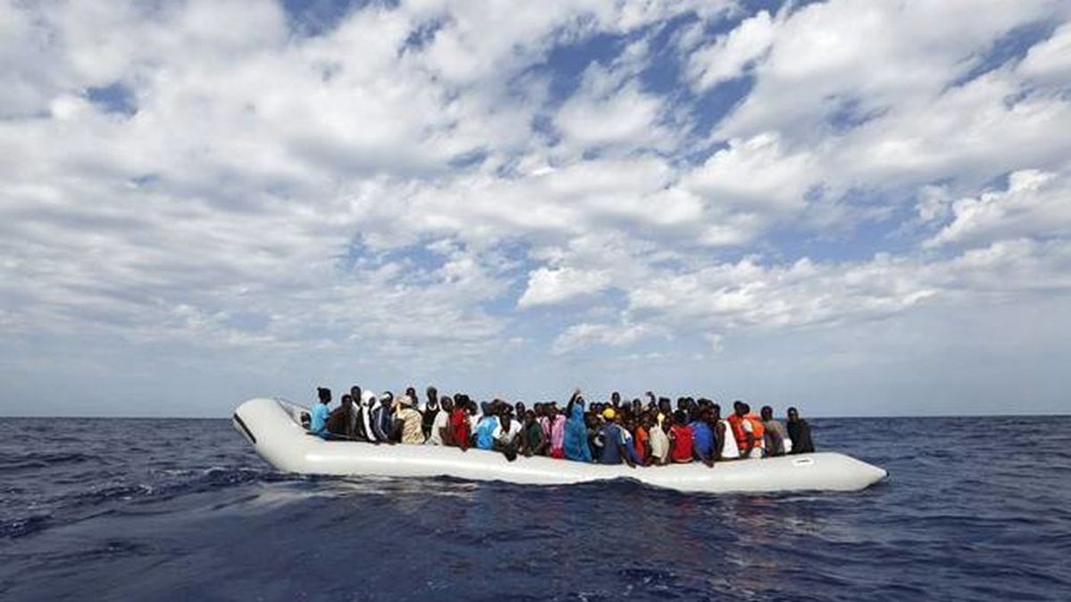 Mueren 90 inmigrantes al volcar su barco frente a las costas de Libia