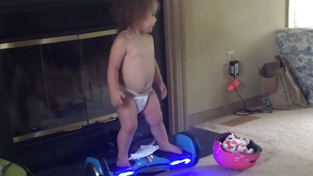 Todavía no tiene un año y casi no sabe andar pero se mueve a la perfección sobre un 'hoverboard'