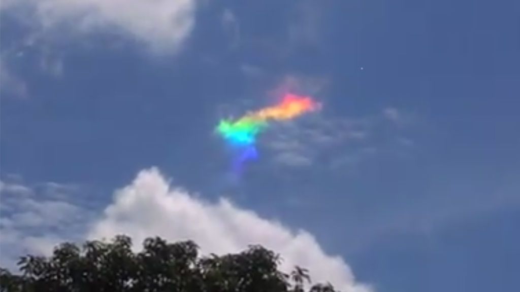 Capta la imagen de una nube multicolor sobre el cielo de Brasil