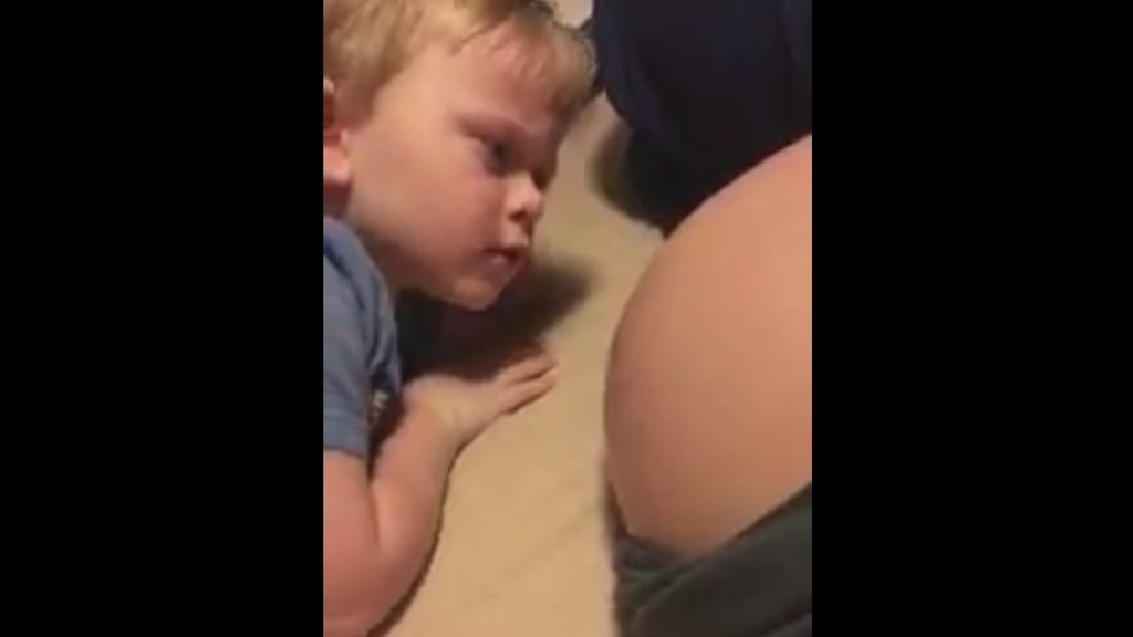 La sorprendente reacción de un niño al ver el movimiento de la tripa de una embarazada