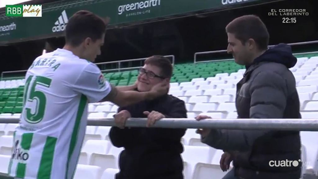 Bartra y su detalle con un aficionado discapacitado que emociona al Betis