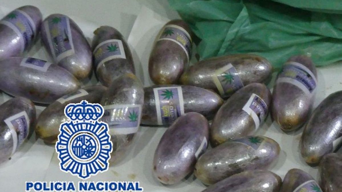 Cuatro detenidos con 592 bellotas ocultas en su organismo intentaban introducir hachís en España