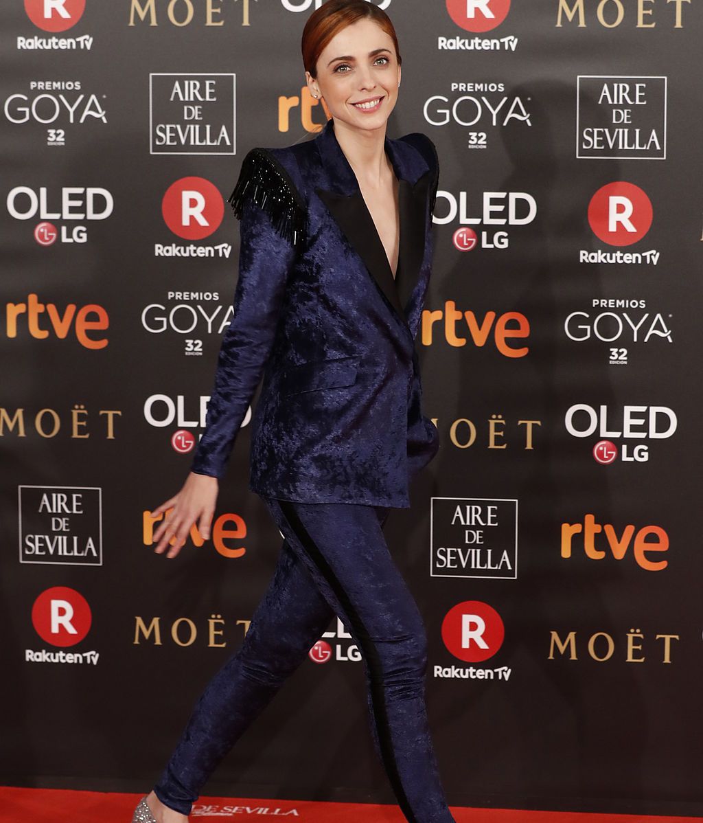 Leticia Dolera de esmoquin y con bailarinas