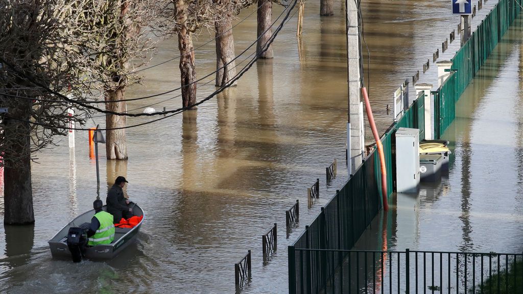 Aprovechan las inundaciones de París para hacer esquí acuático