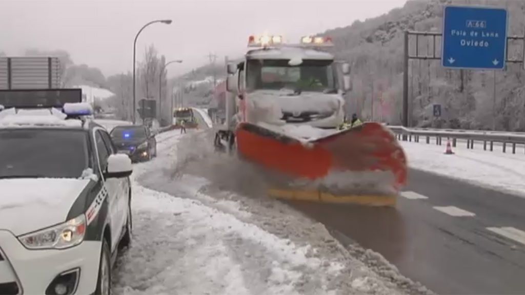 La nieve provoca problemas en las carreteras asturianas