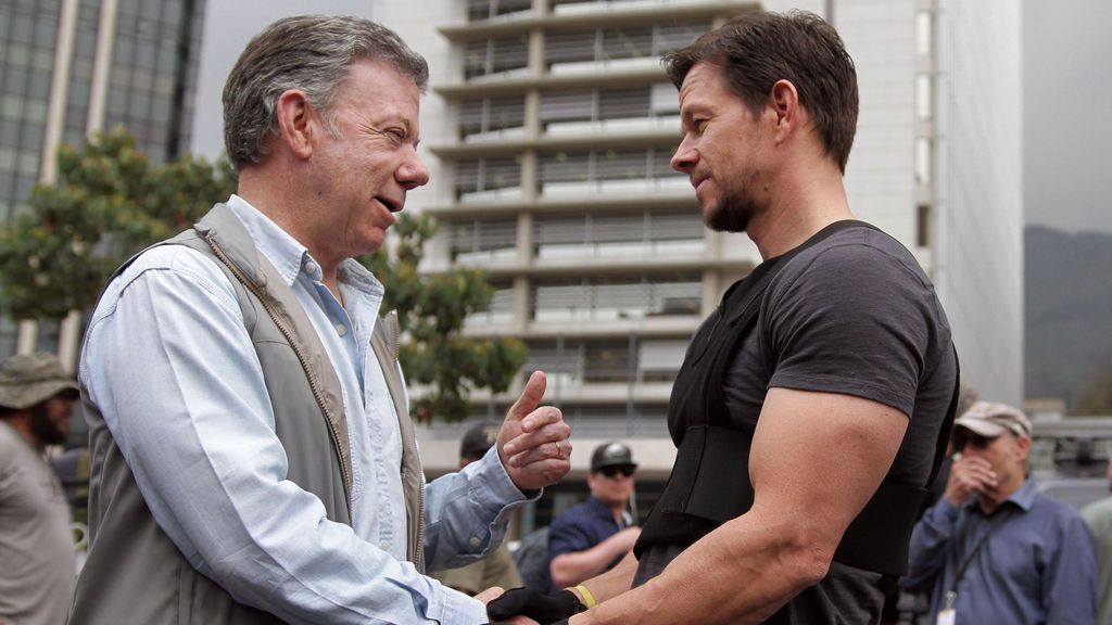 El presidente de Colombia visita al actor Mark Wahlberg de rodaje en Bogotá