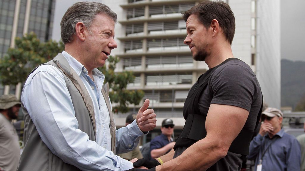 El presidente de Colombia visita al actor Mark Wahlberg de rodaje en Bogotá
