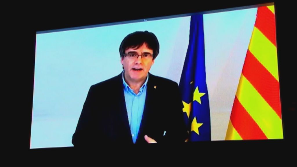 Puigdemont dice que no desfallecerá y llama a superar juntos las adversidades