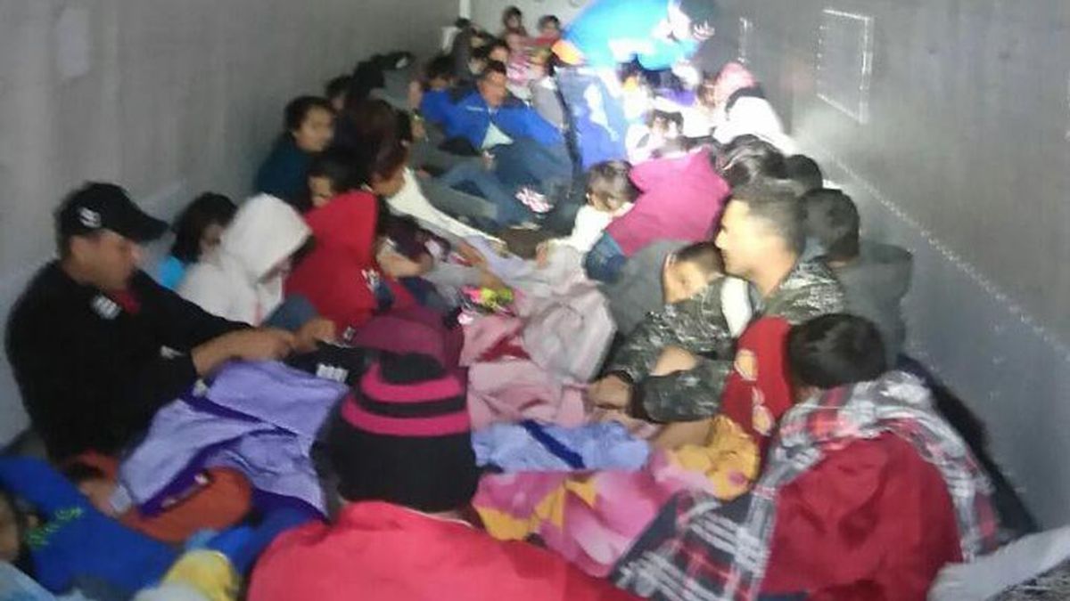 Descubren a 198 inmigrantes en el interior de dos camiones en México