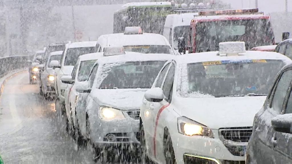 La nieve complica la circulación en las carreteras de Madrid
