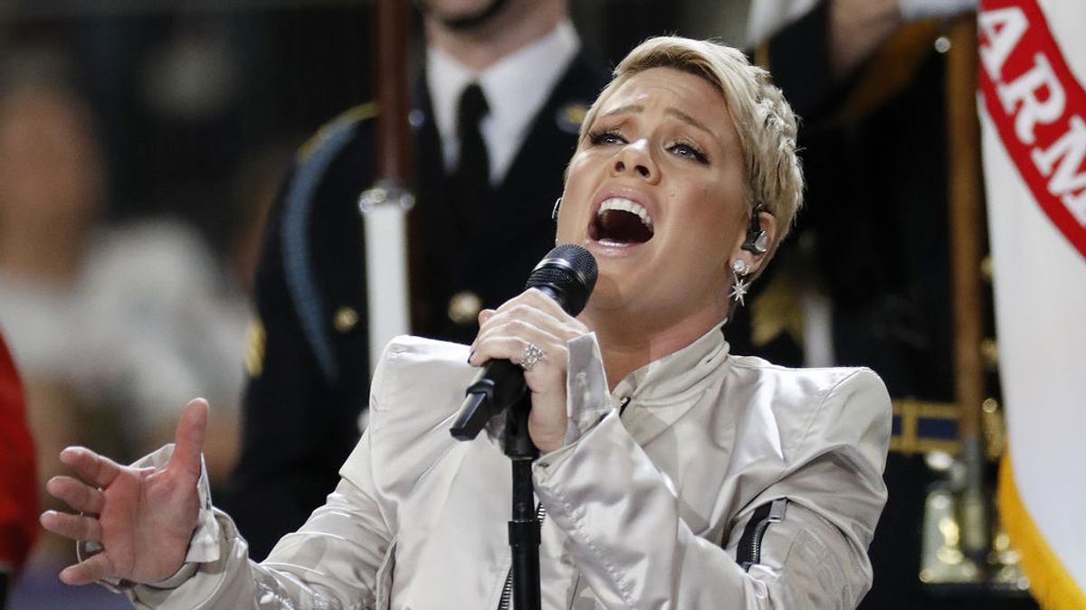 Pink causa sensación al cantar el himno de la Super Bowl pero no por su actuación