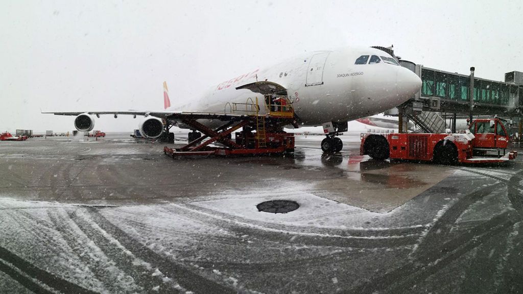 Colas de espera, retrasos y cancelaciones: la nieve pone a Barajas en jaque