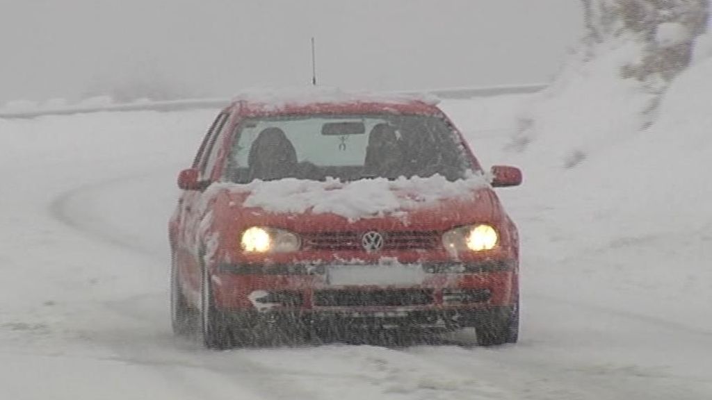 La nieve complica la situación de las carreteras principales