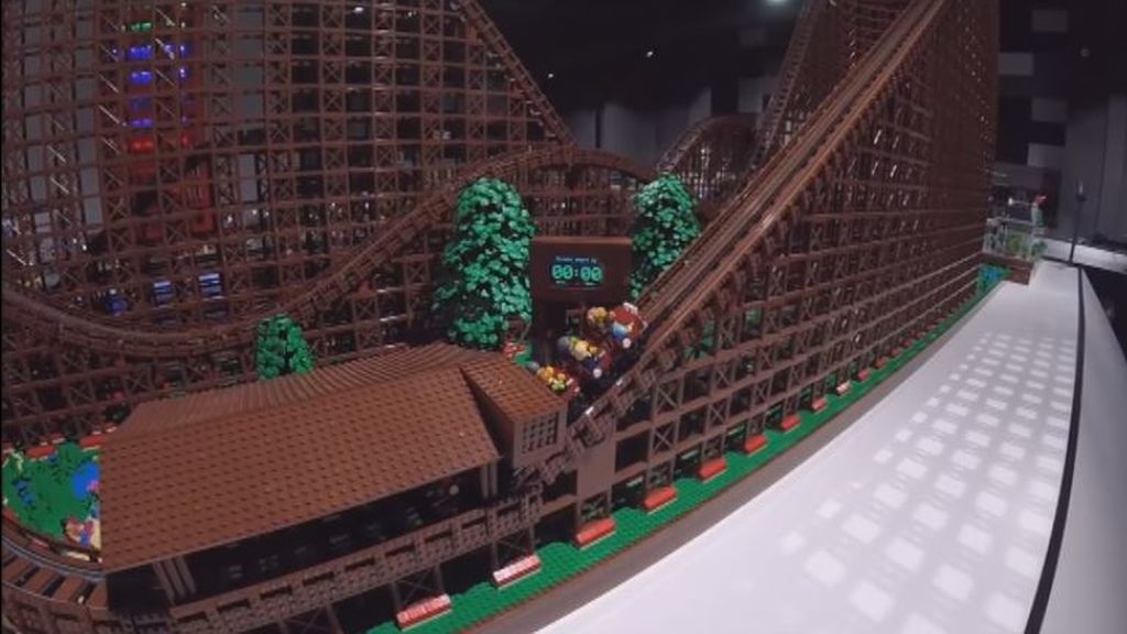 Una montaña rusa hecha con 90.000 piezas de Lego