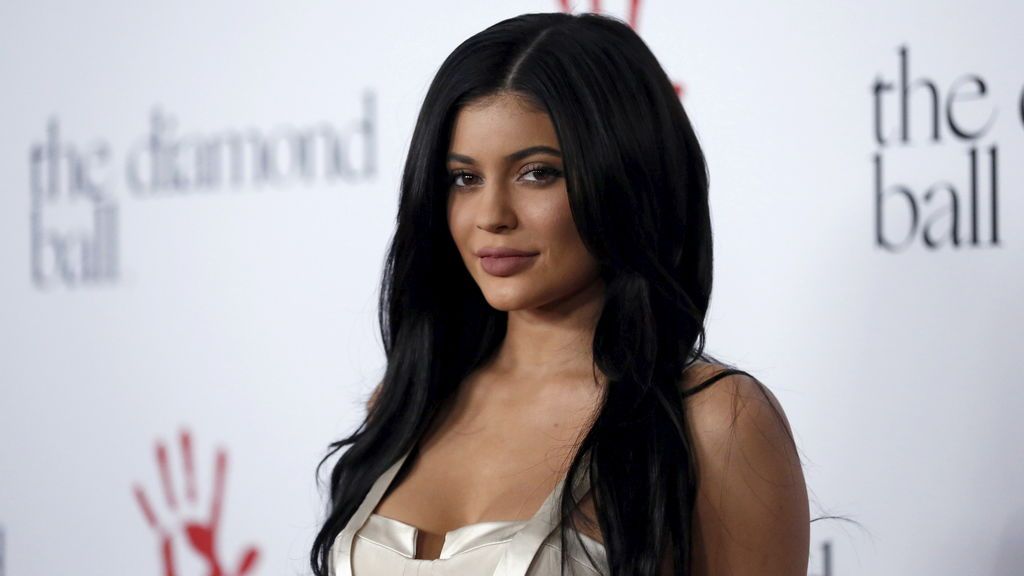 Kylie Jenner anuncia que ha sido madre de una niña