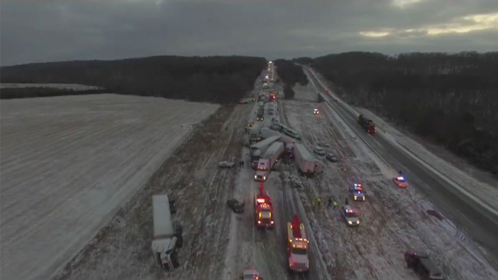 Nieve en la carretera: Un inmenso accidente múltiple colapsa una autopista en EEUU