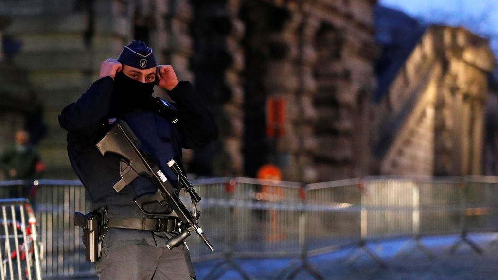 Un oficial de policía belga vigila a la entrada del tribunal antes del juicio de Salah Abdeslam