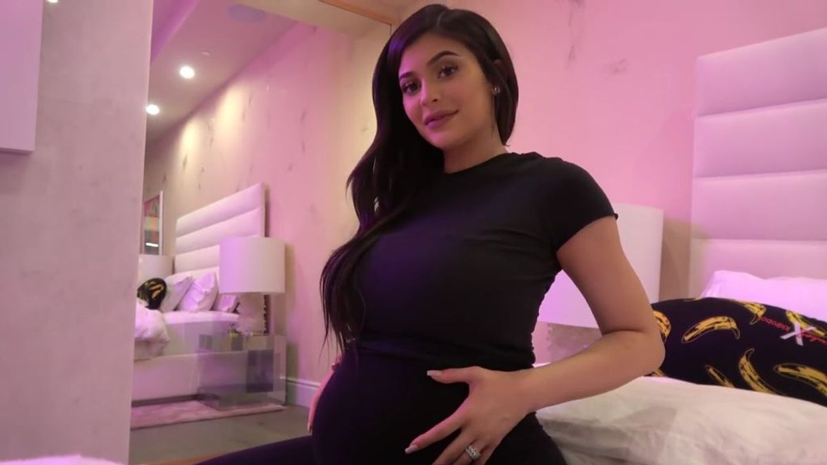Kylie Jenner muestra su tripa de embarazada en el vídeo de su canal de Youtube.