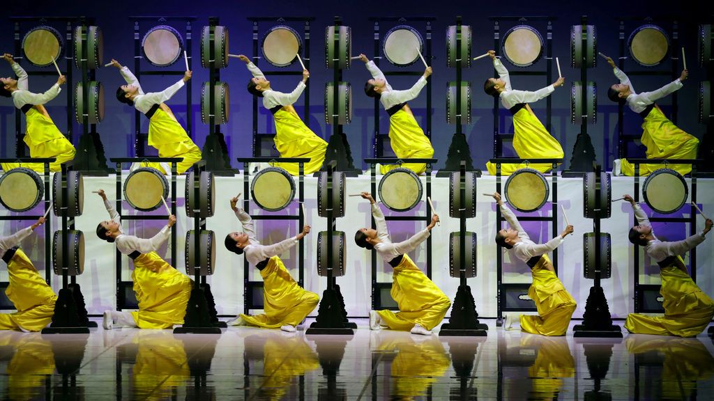 Artistas actúan durante la sesión 132 del COI antes de los Juegos Olímpicos de Invierno 2018 en Gangneung, Corea del Sur