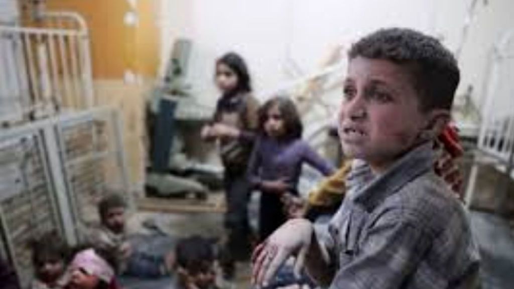 Bombardean un hospital en Siria: Caos en la evacuación de bebés y ancianos
