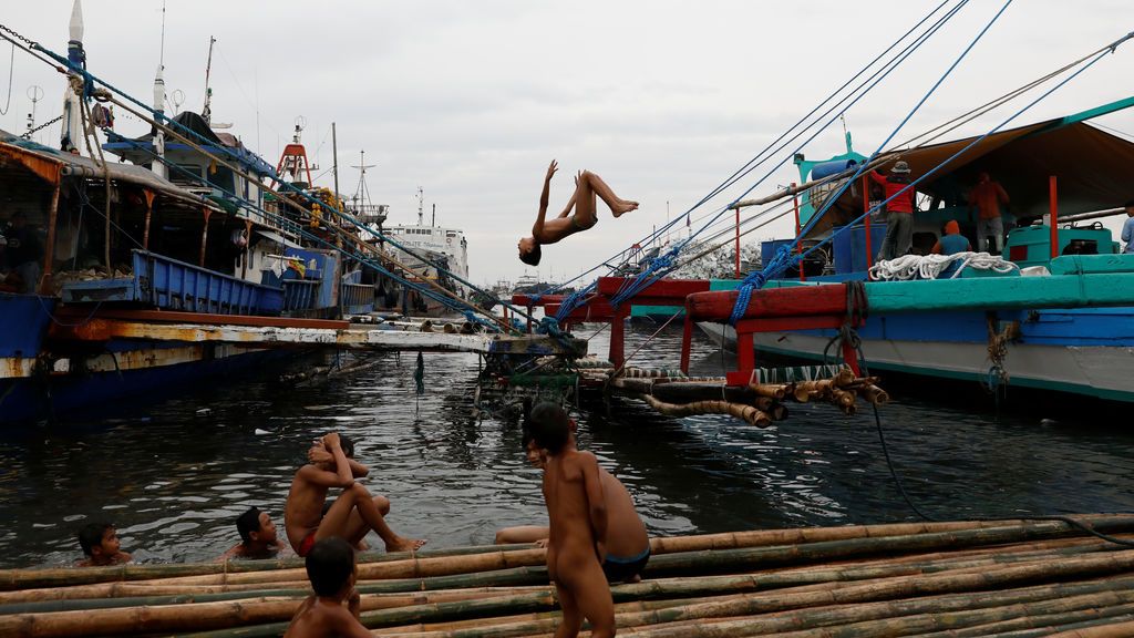 Niños jugando en las aguas de Metro Manila