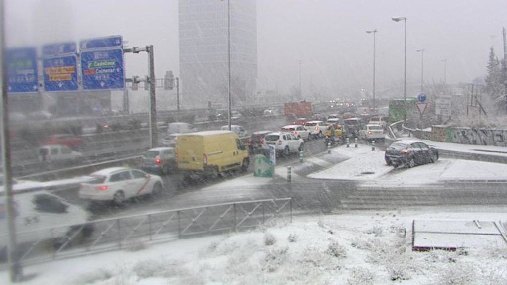 La nieve en Madrid colapsa la M30