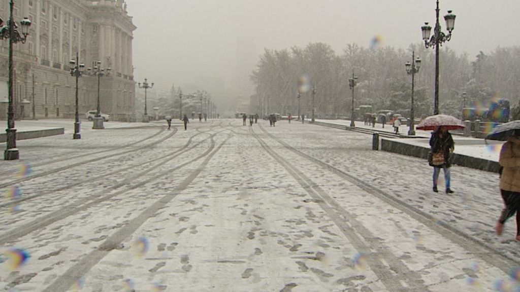 La nieve deja pálida a Madrid