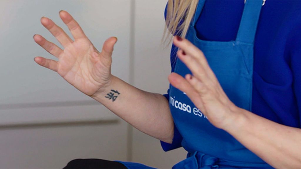 Cifuentes nos desvela el significado de sus tatuajes y  por qué ha decidido no quitarse su cicatriz