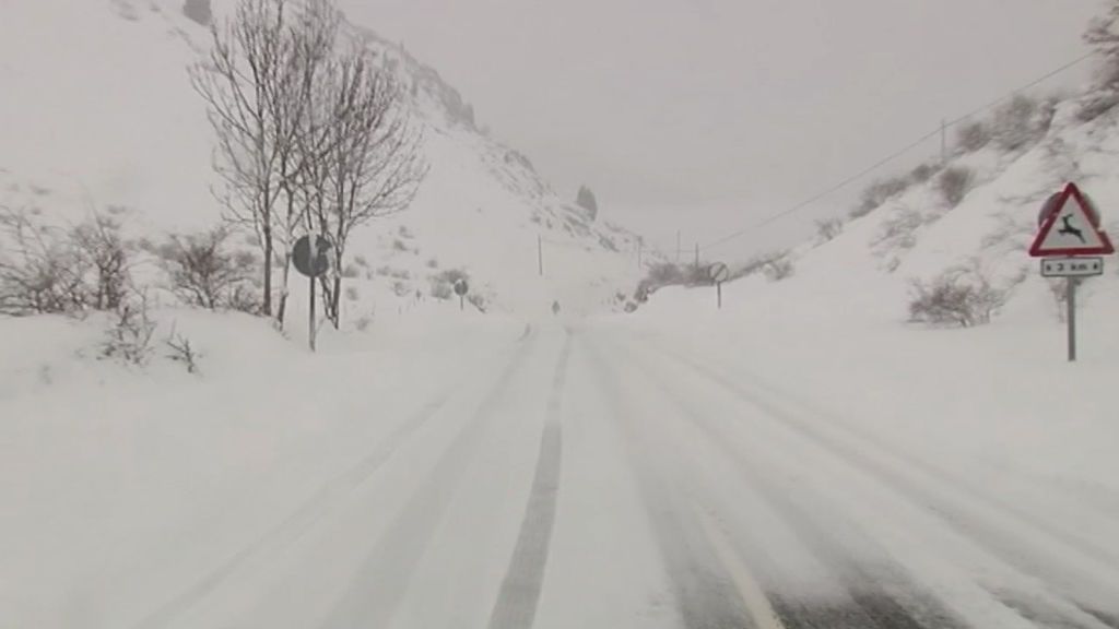 La gran nevada ha interrumpido el tráfico en carreteras de Asturias, Cantabria y León