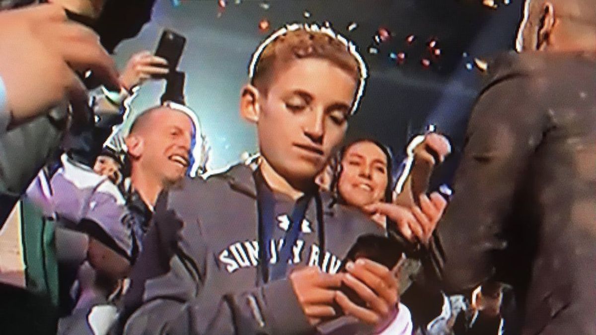 ¡Momentazo Super Bowl! Un niño se pone a mirar móvil con Justin Timberlake a dos metros y arrasa en redes