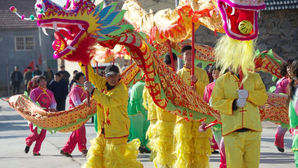 Varias personas realizan la danza del dragón durante un festival popular antes del Año Nuevo Lunar chino