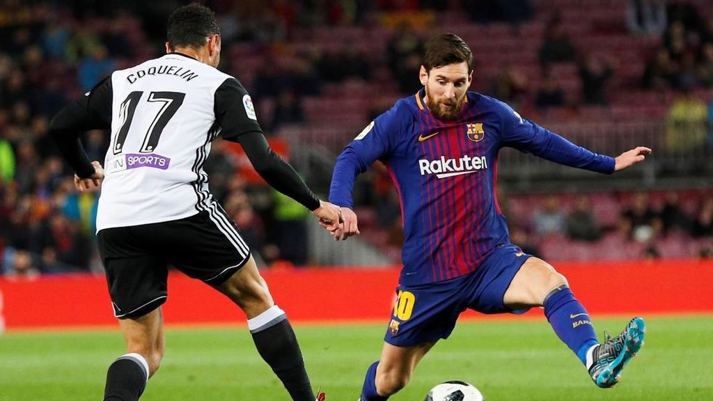 Francis Coquelin, centrocampista del Valencia, y Leo Messi, delantero del F.C. Barcelona, en el encuentro de ida de semifinales de la Copa del Rey 2018.