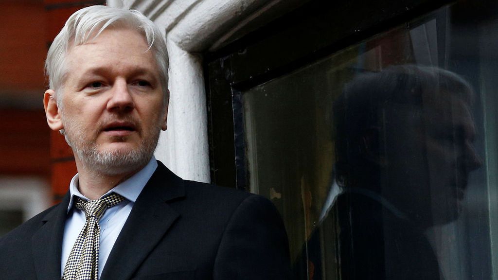 La justicia británica decide hoy si retira la orden de detención contra Julian Assange