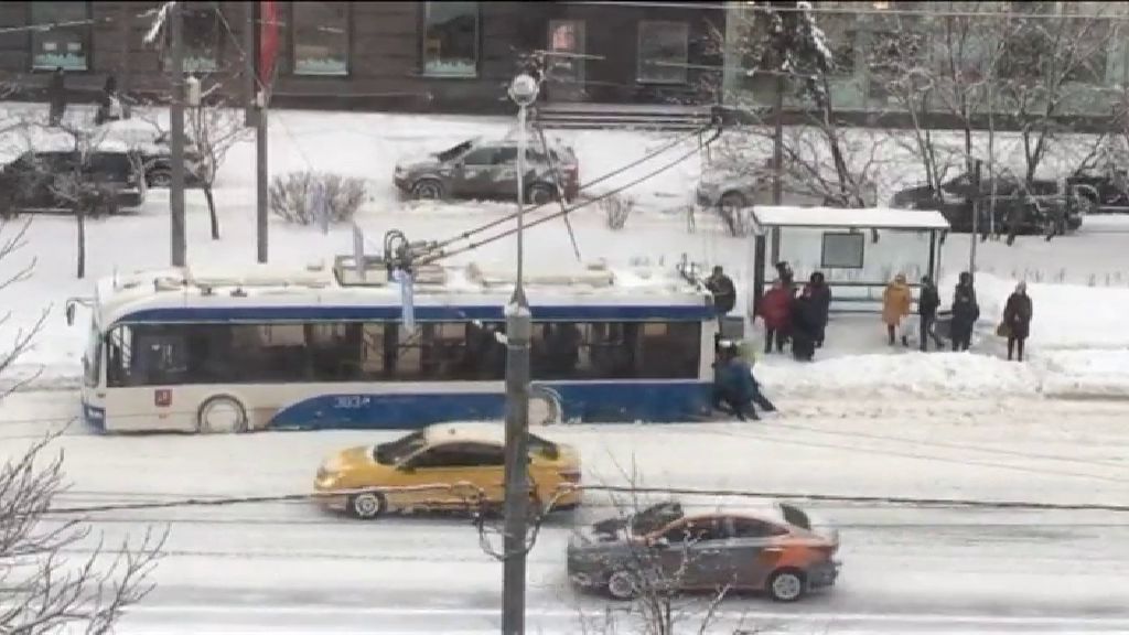 Los pasajeros de un autobús atrapado en la nieve logran liberarlo y llegar casa