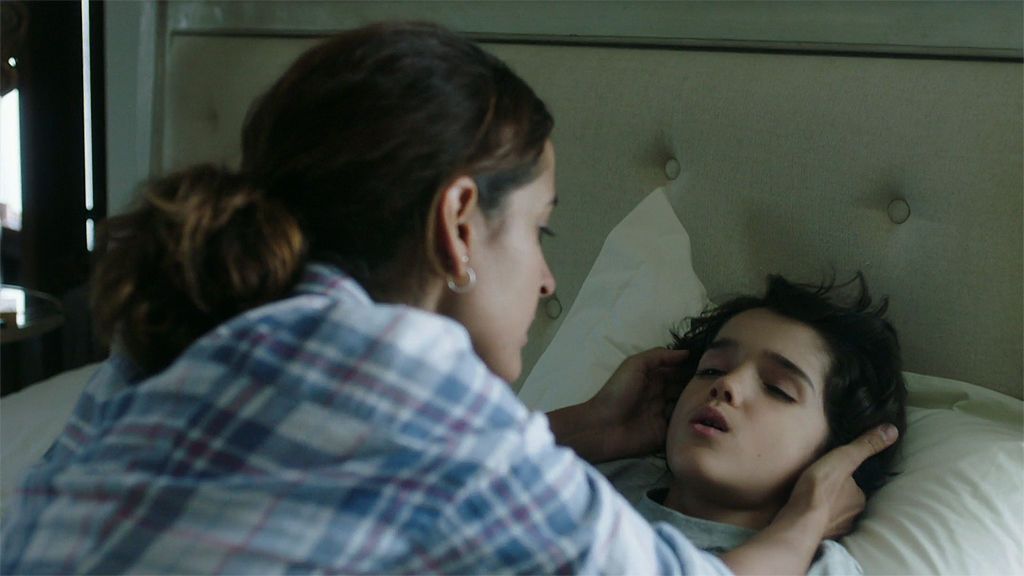 Samuel podría morir, pero Joao no le permite a Lucía llevarlo al hospital