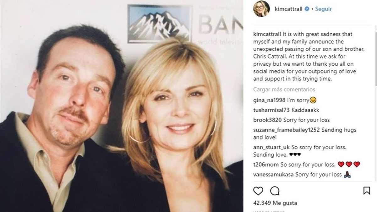 Publicación de Instagram en la que Kim Cattrall anuncia el fallecimiento de su hermano, Chris Cattrall (con ella en la imagen).